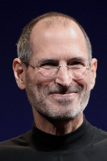 Quelle: Own work, based on File:Steve_Jobs_Headshot_2010-CROP.jpg made by Matt Yohe